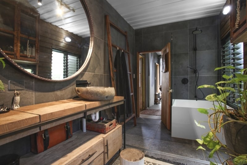 THE BUNDEENA CONTAINER HOUSE