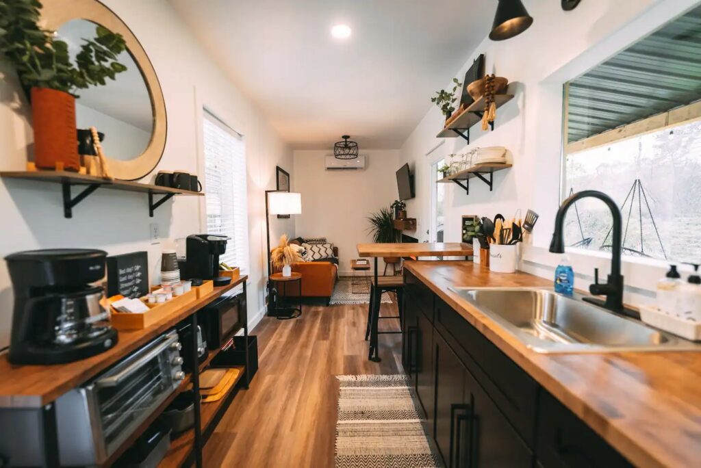 Kitchen Sink, coffee area and dining table